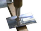 HSW-EB1棒状電極とPSW-P2電極を使用して、アルミ箔の溶接をしているところの写真です。