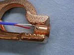 クリップ電極を用いて銅管に熱電対を溶接しているところの写真です。